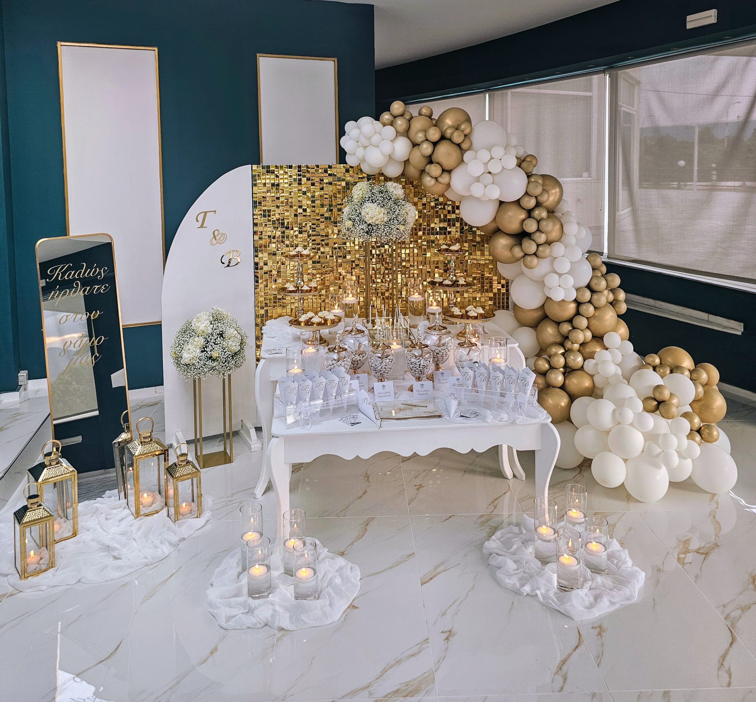 Candy bar με μπαλόνια ζαχαρωτά και κεριά σε γάμο στη Σπάρτη