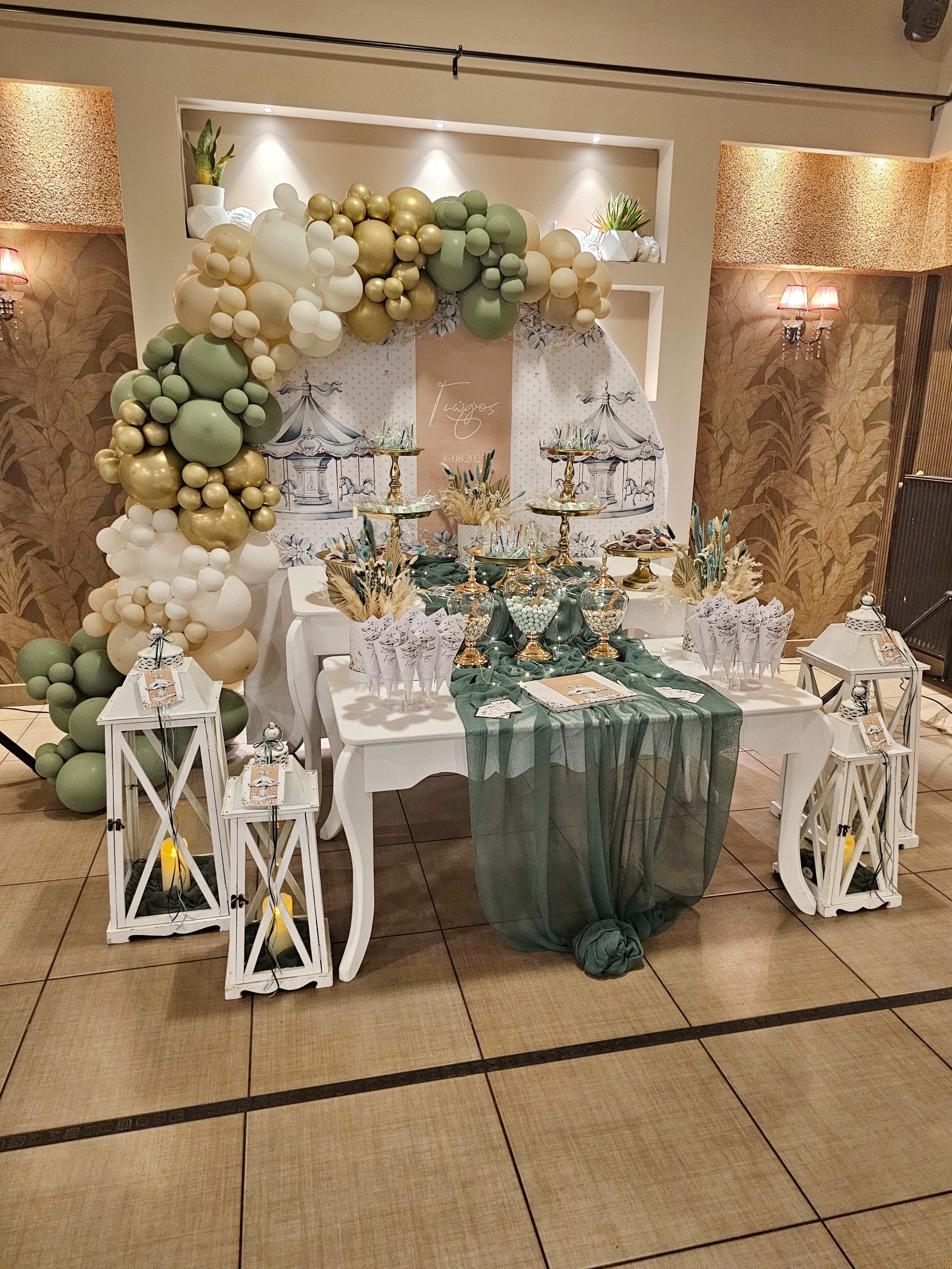 Παραμυθένιος στολισμός βάπτισης στον Άγιο Ιωάννη Σπάρτης με θέμα το αλογάκι καρουζέλ , Διακόσμηση χώρου και εκκλησίας με υπέροχα μπαλόνια candy bar με ζαχαρωτά οικονομικά ολοκληρωμένα πακέτα alaloum.com.gr