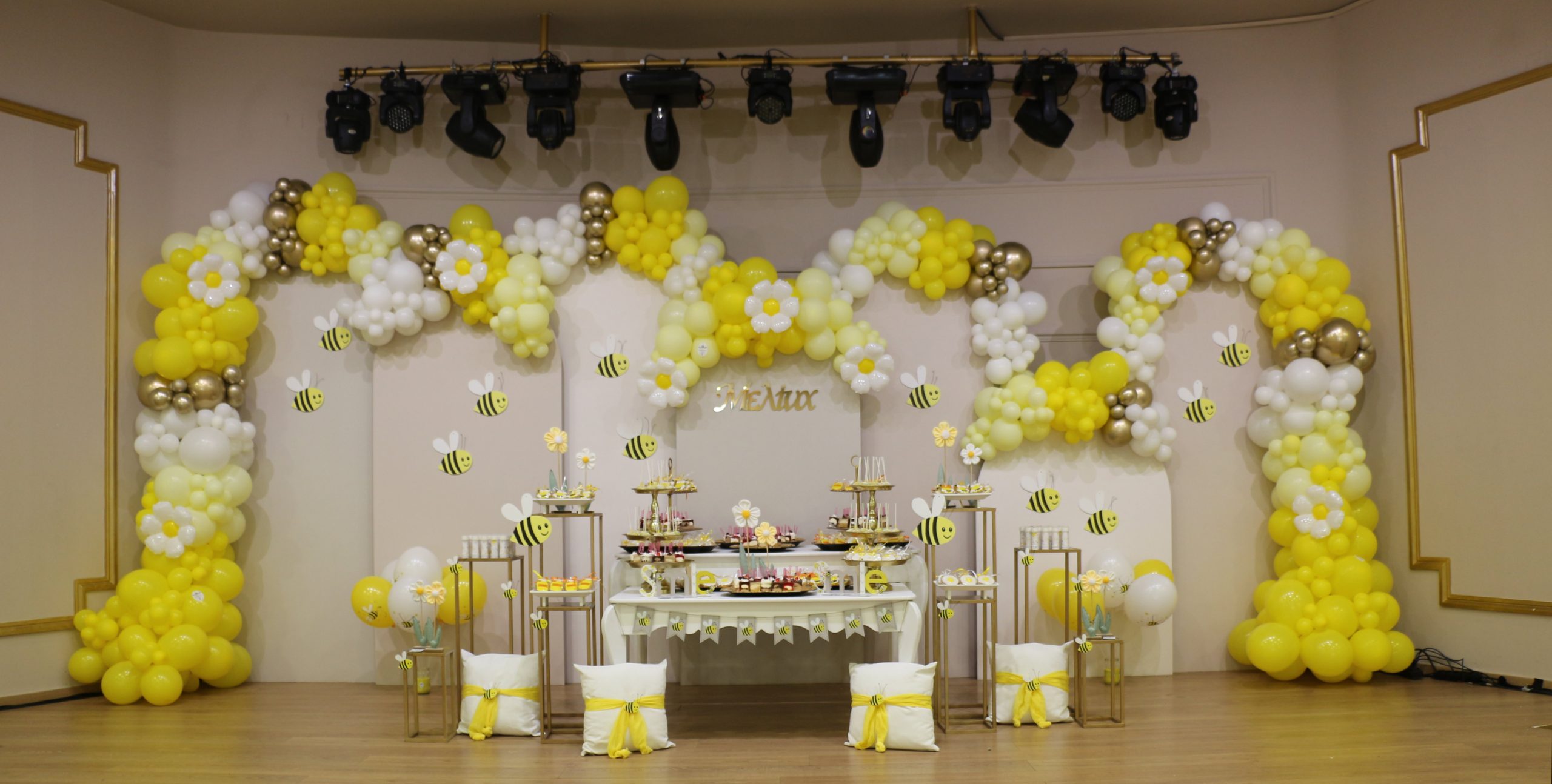 Παραμυθένιος στολισμός βάπτισης στο κέντρο vasilikos στη Σπάρτη με θέμα τη μέλισσα , Διακόσμηση χώρου και εκκλησίας με υπέροχα μπαλόνια candy bar με ζαχαρωτά οικονομικά ολοκληρωμένα πακέτα alaloum.com.gr