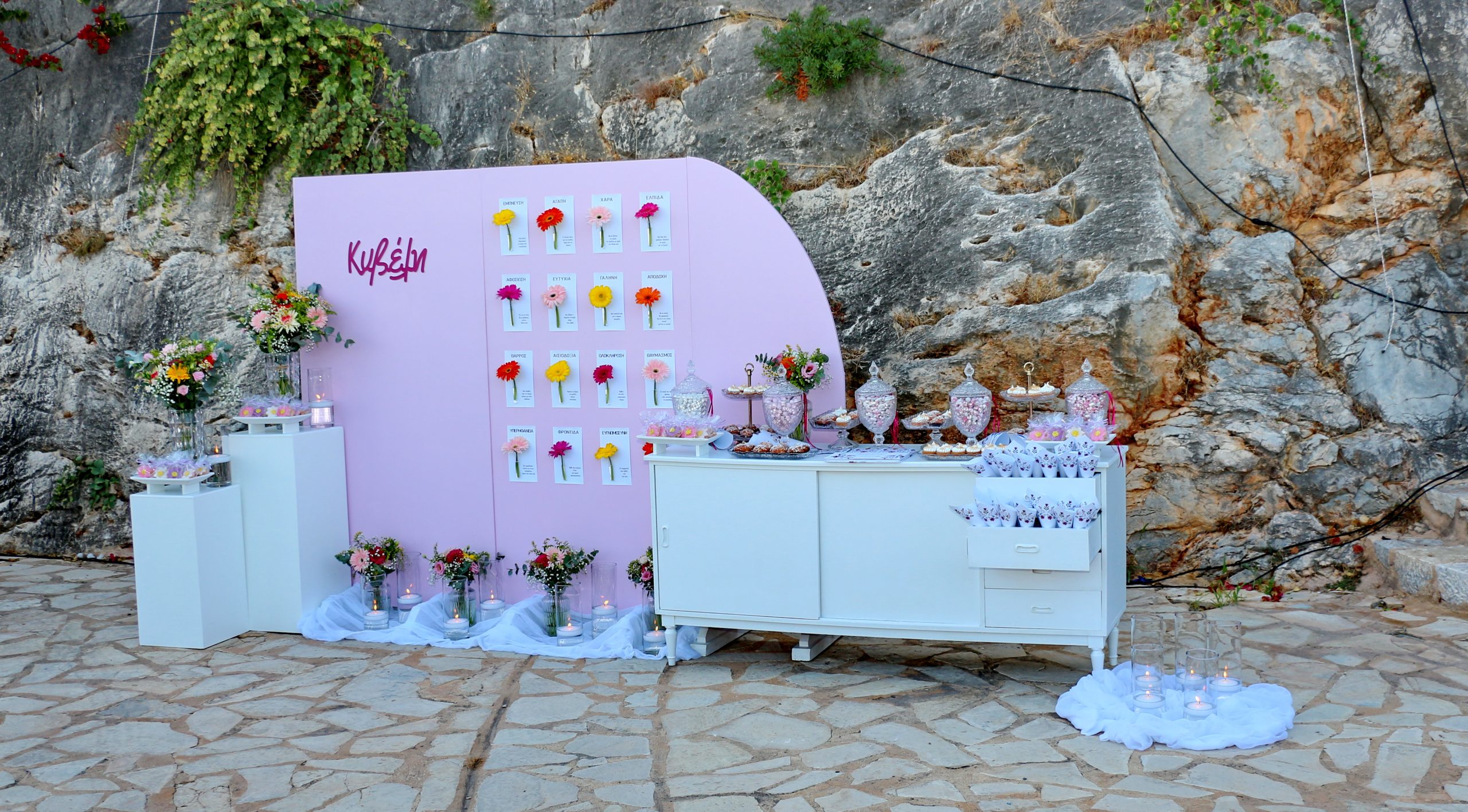 Παραμυθένιος στολισμός βάπτισης στο Γύθειο Λακωνίας με θέμα τα λουλούδια , Διακόσμηση χώρου και εκκλησίας με υπέροχα μπαλόνια candy bar με ζαχαρωτά οικονομικά ολοκληρωμένα πακέτα alaloum.com.gr