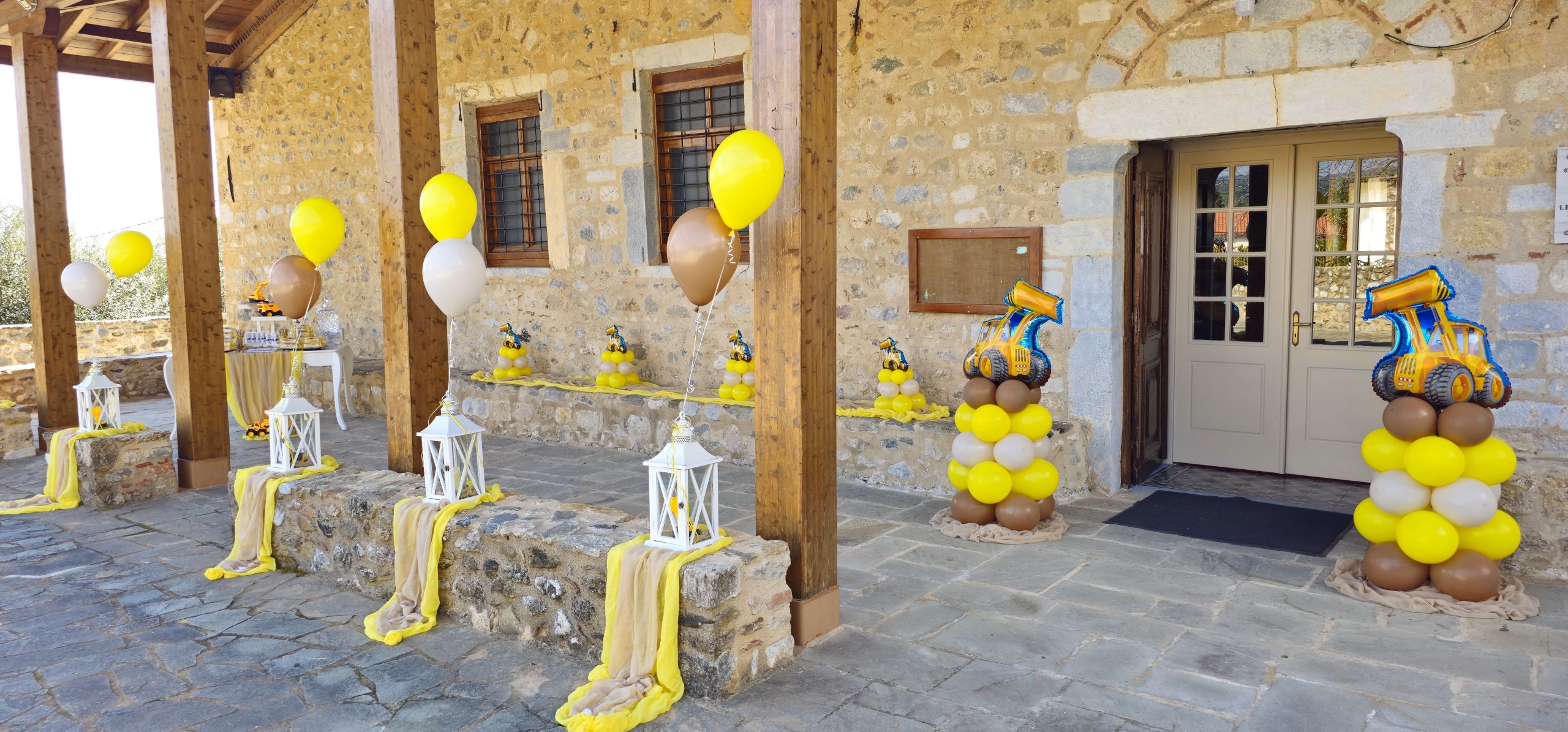 Παραμυθένιος στολισμός βάπτισης στο Μυστρά Λακωνίας με θέμα τα οχήματα εργοτάξιο , Διακόσμηση χώρου και εκκλησίας με υπέροχα μπαλόνια candy bar με ζαχαρωτά οικονομικά ολοκληρωμένα πακέτα alaloum.com.gr
