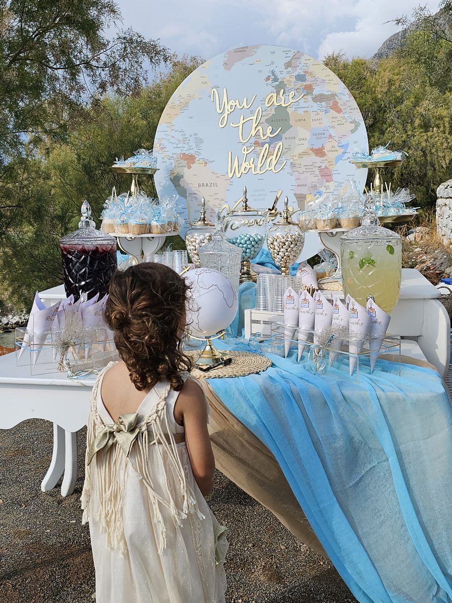 Παραμυθένιος στολισμός βάπτισης στα Γυάλια Λακωνίας Διακόσμηση χώρου και εκκλησίας με υπέροχα μπαλόνια candy bar με ζαχαρωτά οικονομικά ολοκληρωμένα πακέτα alaloum.com.gr