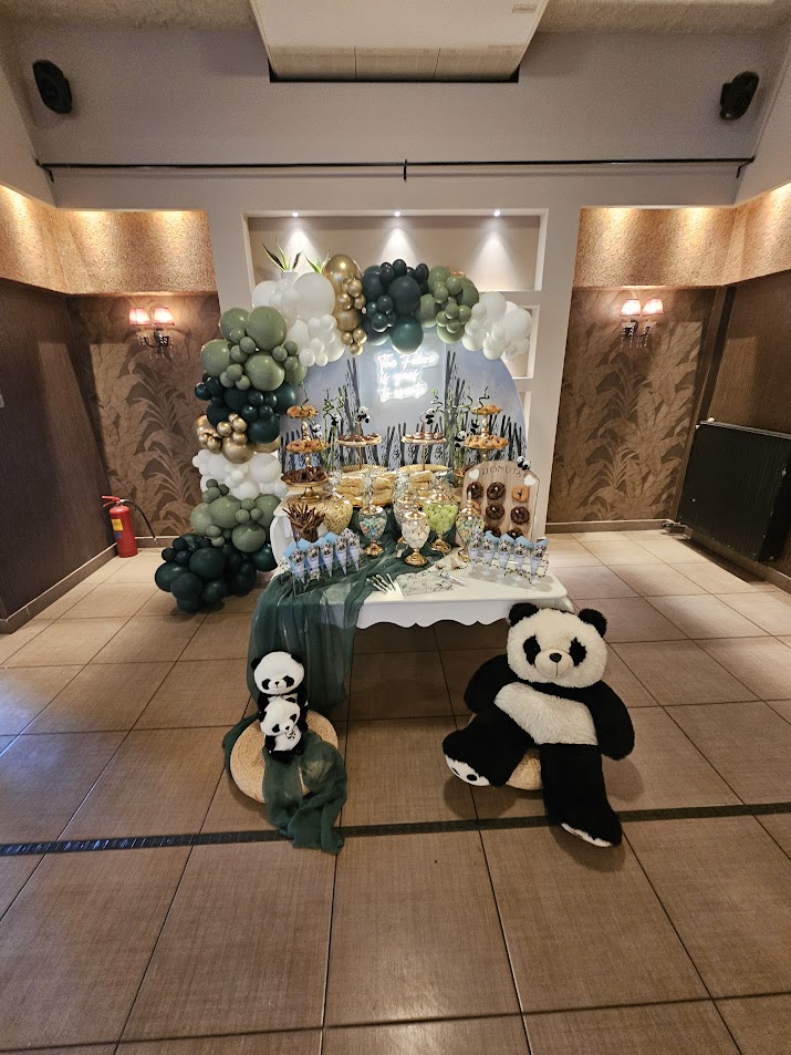 Παραμυθένιος στολισμός βάπτισης στο Κεφαλάρι Λακωνίας με θέμα το panda , Διακόσμηση χώρου και εκκλησίας με υπέροχα μπαλόνια candy bar με ζαχαρωτά οικονομικά ολοκληρωμένα πακέτα alaloum.com.gr