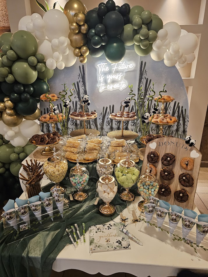 Παραμυθένιος στολισμός βάπτισης στο Κεφαλάρι Λακωνίας με θέμα το panda , Διακόσμηση χώρου και εκκλησίας με υπέροχα μπαλόνια candy bar με ζαχαρωτά οικονομικά ολοκληρωμένα πακέτα alaloum.com.gr