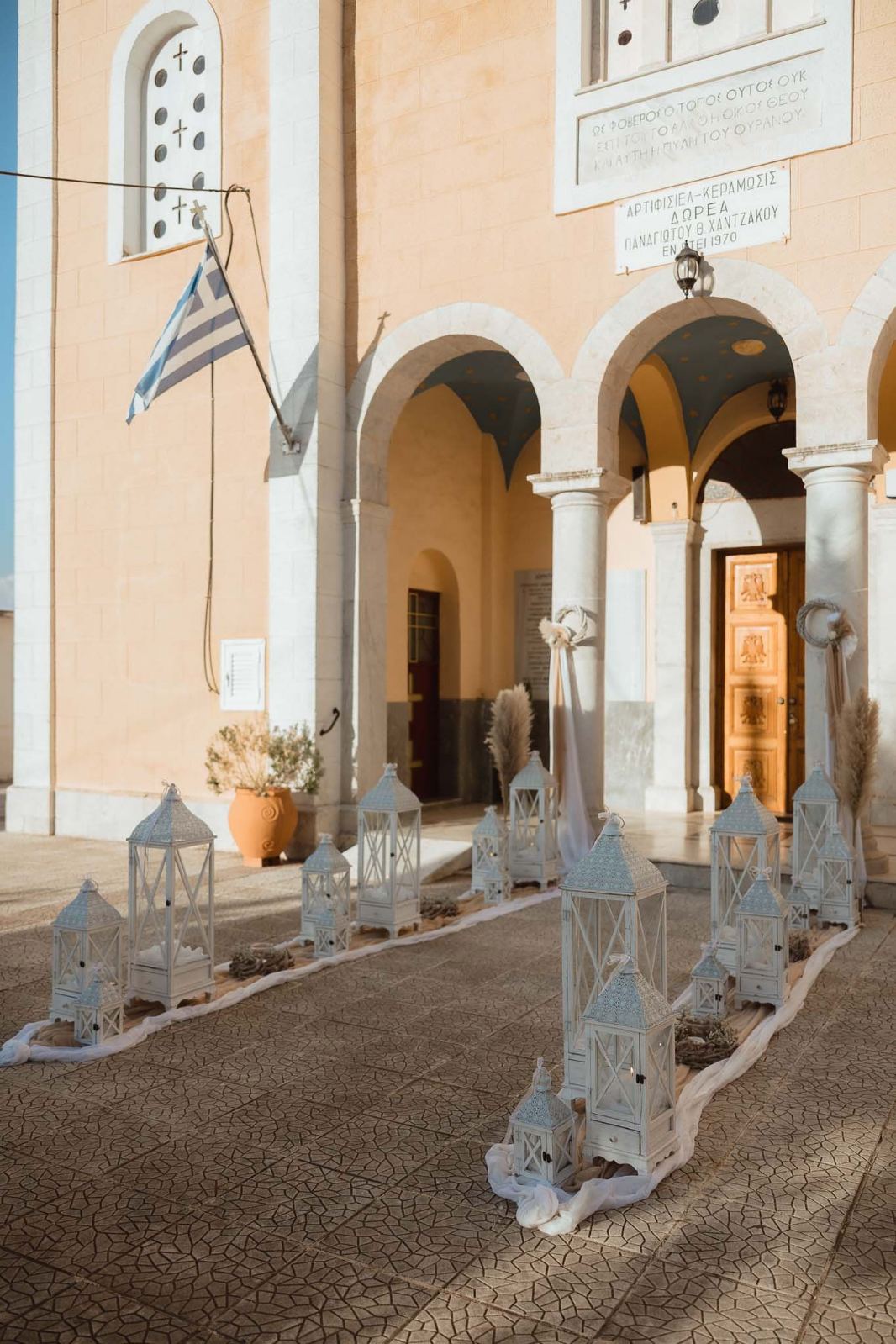 Στολισμός εκκλησίας με φανάρια και αποξηραμένα σε γάμο στη Σπάρτη