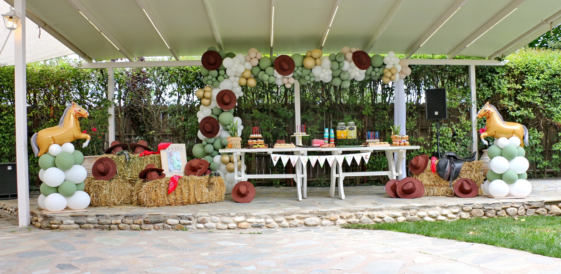 Παραμυθένιος στολισμός βάπτισης στο Νερόμυλο Λακωνίας με θέμα τα αλογάκι και μπαλόνιαεργοτάξιο , Διακόσμηση χώρου και εκκλησίας με υπέροχα μπαλόνια candy bar με ζαχαρωτά οικονομικά ολοκληρωμένα πακέτα alaloum.com.gr