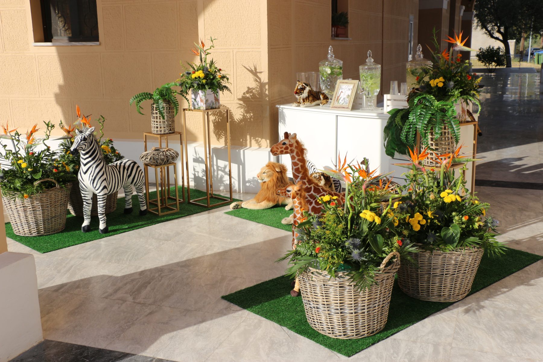 Παραμυθένιος στολισμός βάπτισης στην Σπάρτη Λακωνίας με θέμα τα ζωάκια , Διακόσμηση χώρου και εκκλησίας με υπέροχα μπαλόνια candy bar με ζαχαρωτά και χυμούς. οικονομικά ολοκληρωμένα πακέτα alaloum.com.gr