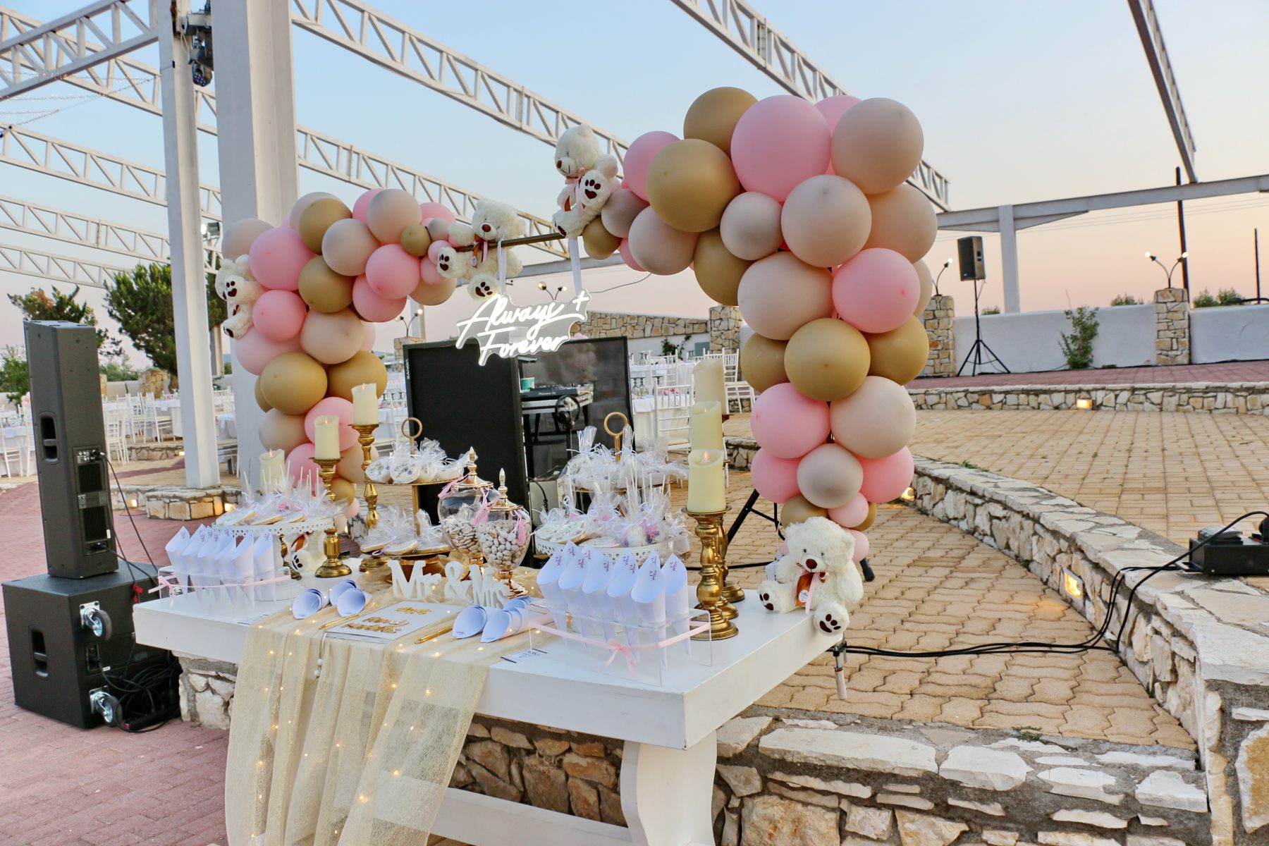 Παραμυθένιος στολισμός βάπτισης στους Μολάους Λακωνίας με θέμα το αρκουδάκι Διακόσμηση χώρου και εκκλησίας με υπέροχα μπαλόνια candy bar με ζαχαρωτά οικονομικά ολοκληρωμένα πακέτα alaloum.com.gr