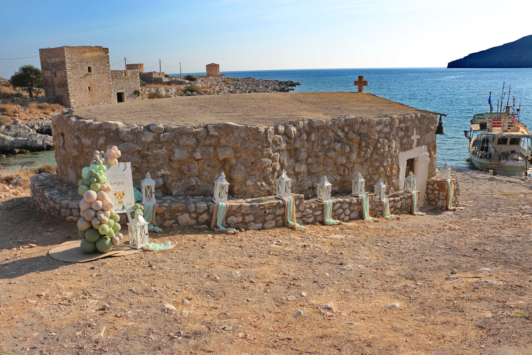 Παραμυθένιος στολισμός βάπτισης στο Γυάλια Λακωνίας με θέμα το λιονταράκι , Διακόσμηση χώρου και εκκλησίας με υπέροχα μπαλόνια candy bar με ζαχαρωτά οικονομικά ολοκληρωμένα πακέτα alaloum.com.gr