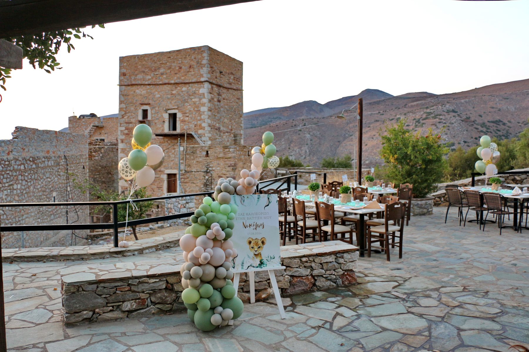 Παραμυθένιος στολισμός βάπτισης στα Βάθεια Μάνης με θέμα το λιονταράκι , Διακόσμηση χώρου και εκκλησίας με υπέροχα μπαλόνια candy bar με ζαχαρωτά οικονομικά ολοκληρωμένα πακέτα alaloum.com.gr