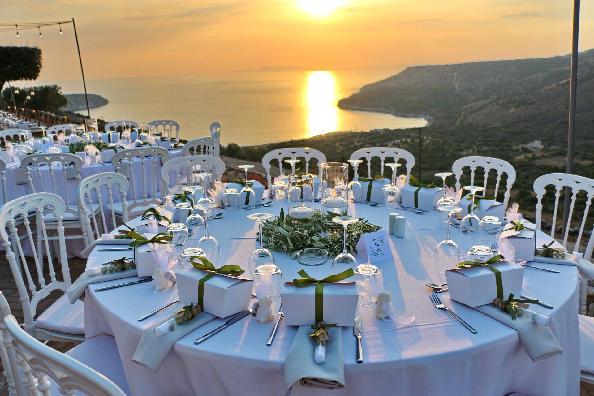 Ηλιοβασίλεμα και συνθέσεις με θέμα την ελιά σε γάμο στην Μάνη