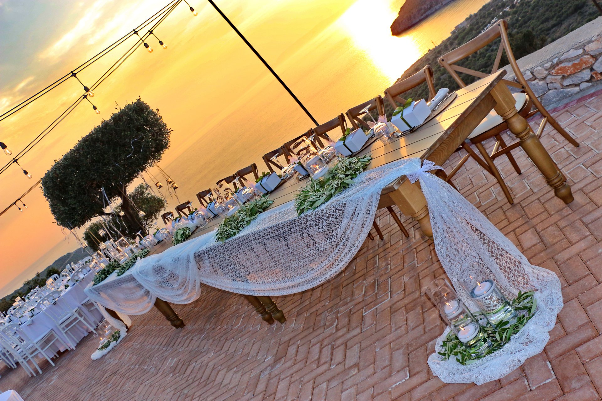 Κεντρικό τραπέζι διακόσμησης γάμου στην Μάνη