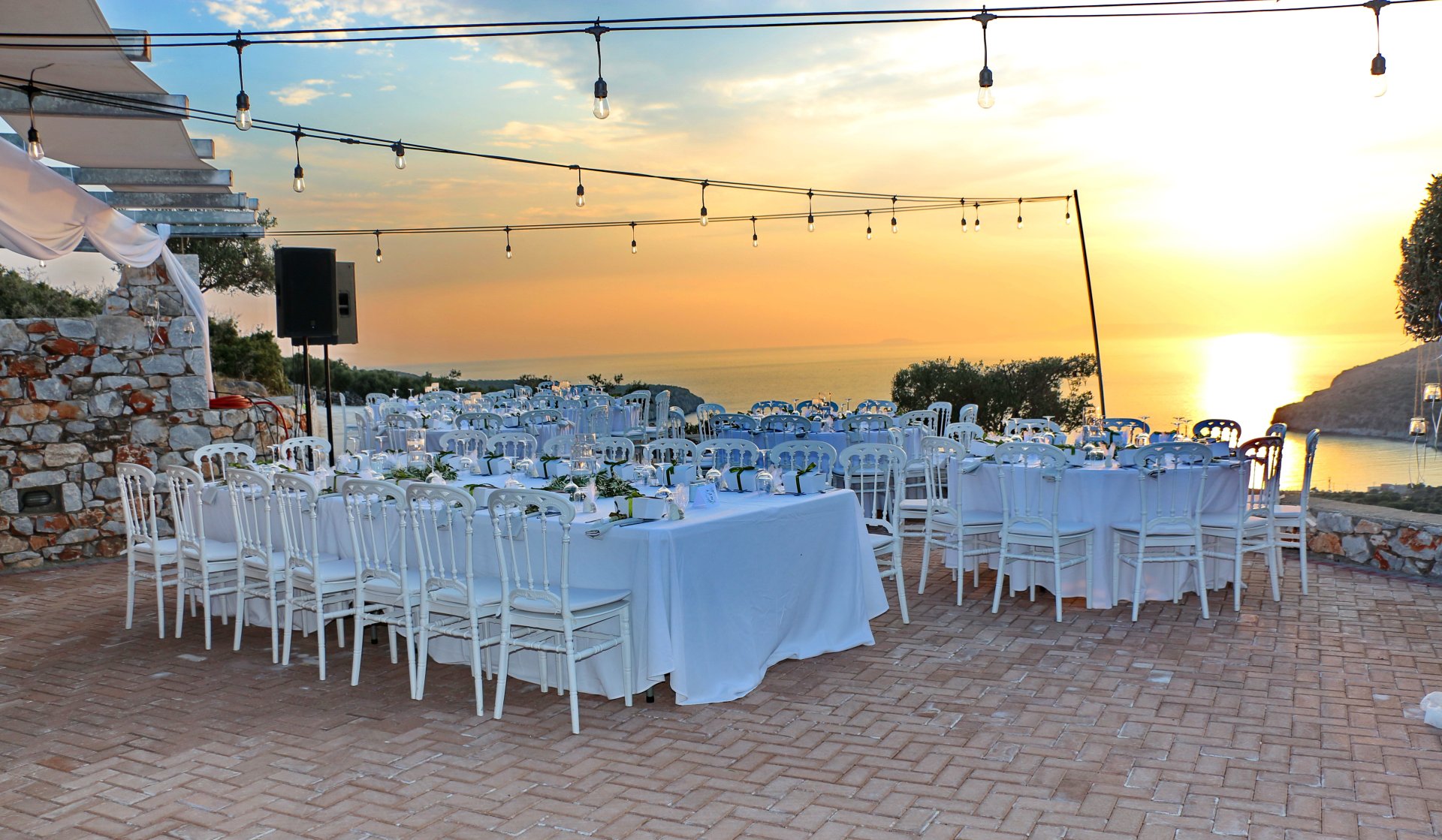 Ηλιοβασίλεμα σε έναν όμορφο γάμο στην Μάνη