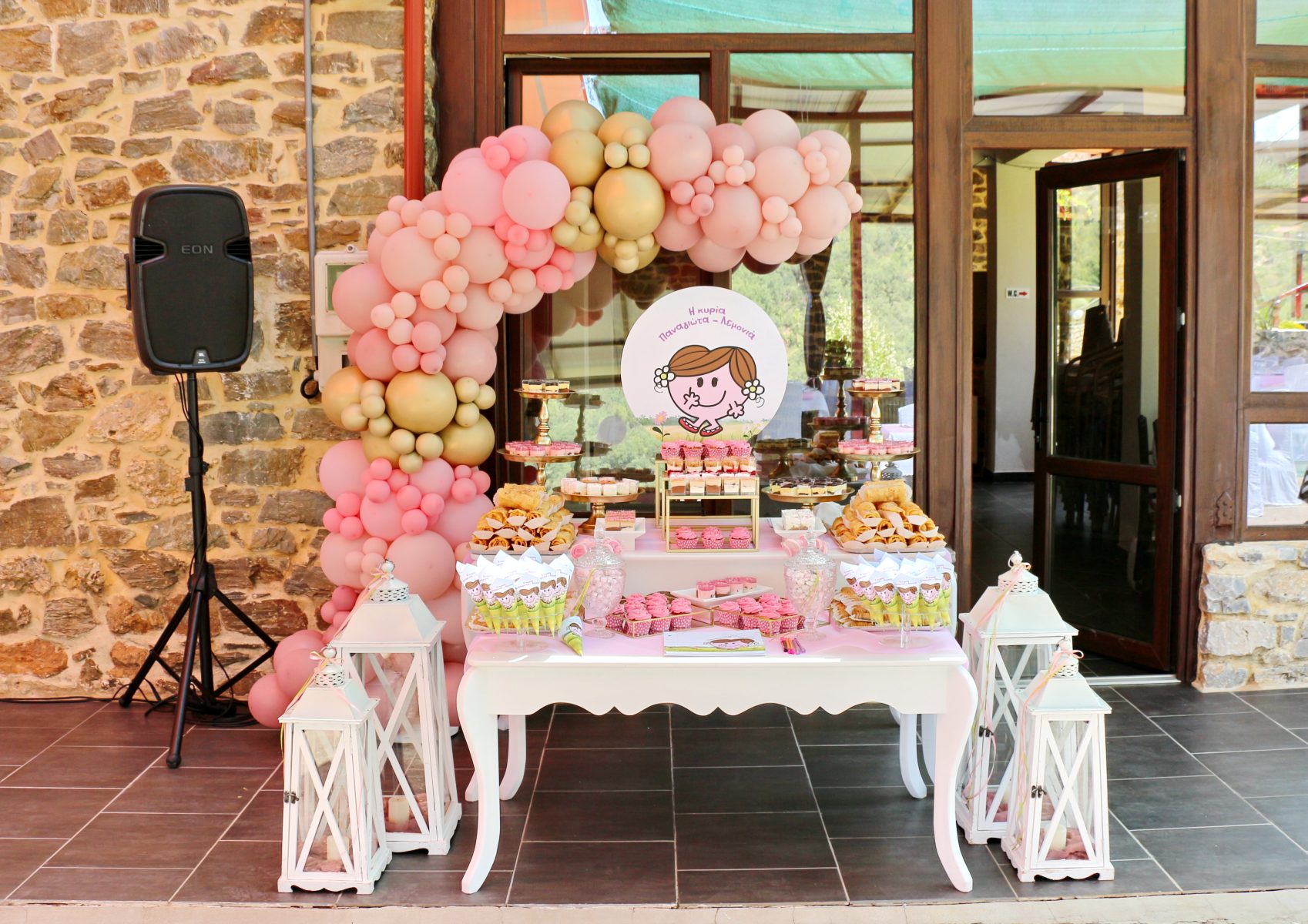 Παραμυθένιος στολισμός βάπτισης στην Αναβρυτή Λακωνίας με θέμα την Μικρή Κυρία , Διακόσμηση χώρου και εκκλησίας με υπέροχα μπαλόνια candy bar με ζαχαρωτά οικονομικά ολοκληρωμένα πακέτα alaloum.com.gr