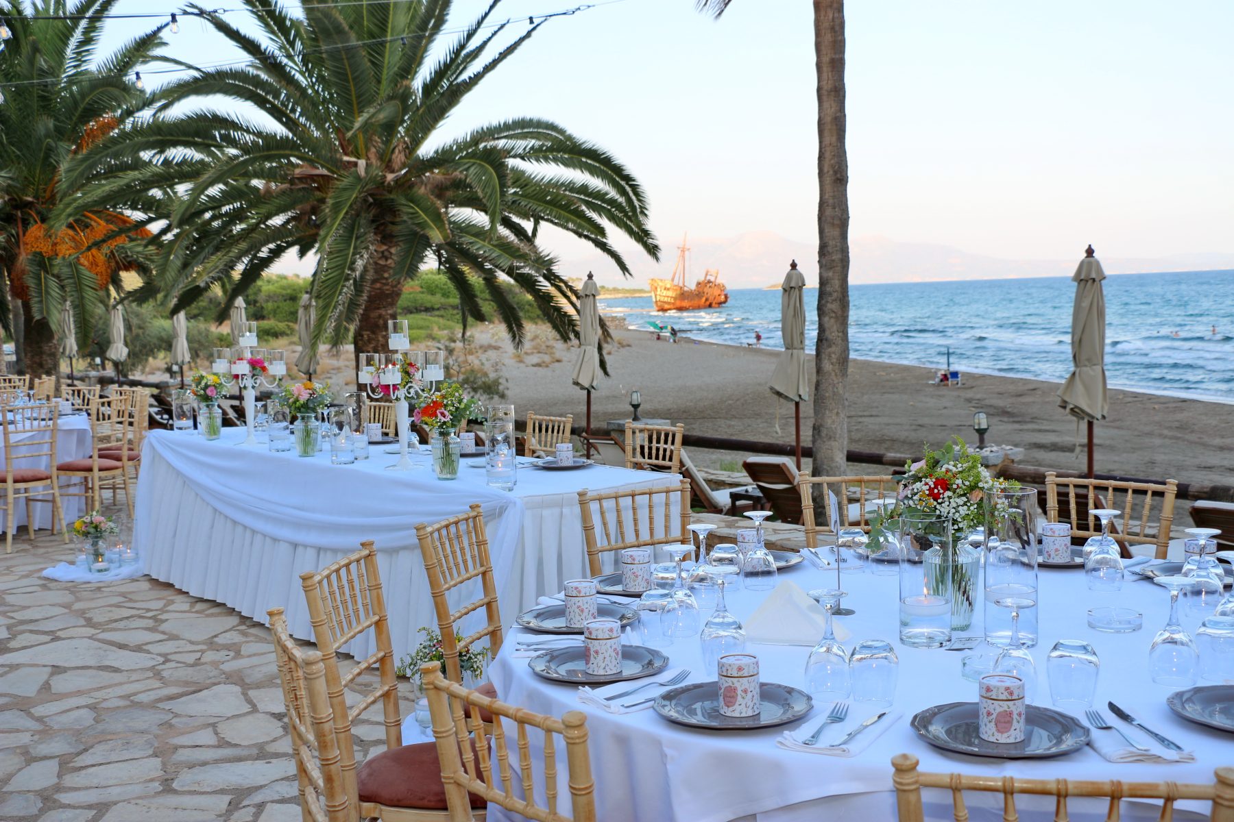 Παραμυθένιος στολισμός βάπτισης στο γλυφάδα Γύθειο Λακωνίας με θέμα πολύχρωμα λουλούδια, Διακόσμηση χώρου και εκκλησίας με υπέροχα μπαλόνια candy bar με ζαχαρωτά οικονομικά ολοκληρωμένα πακέτα alaloum.com.gr