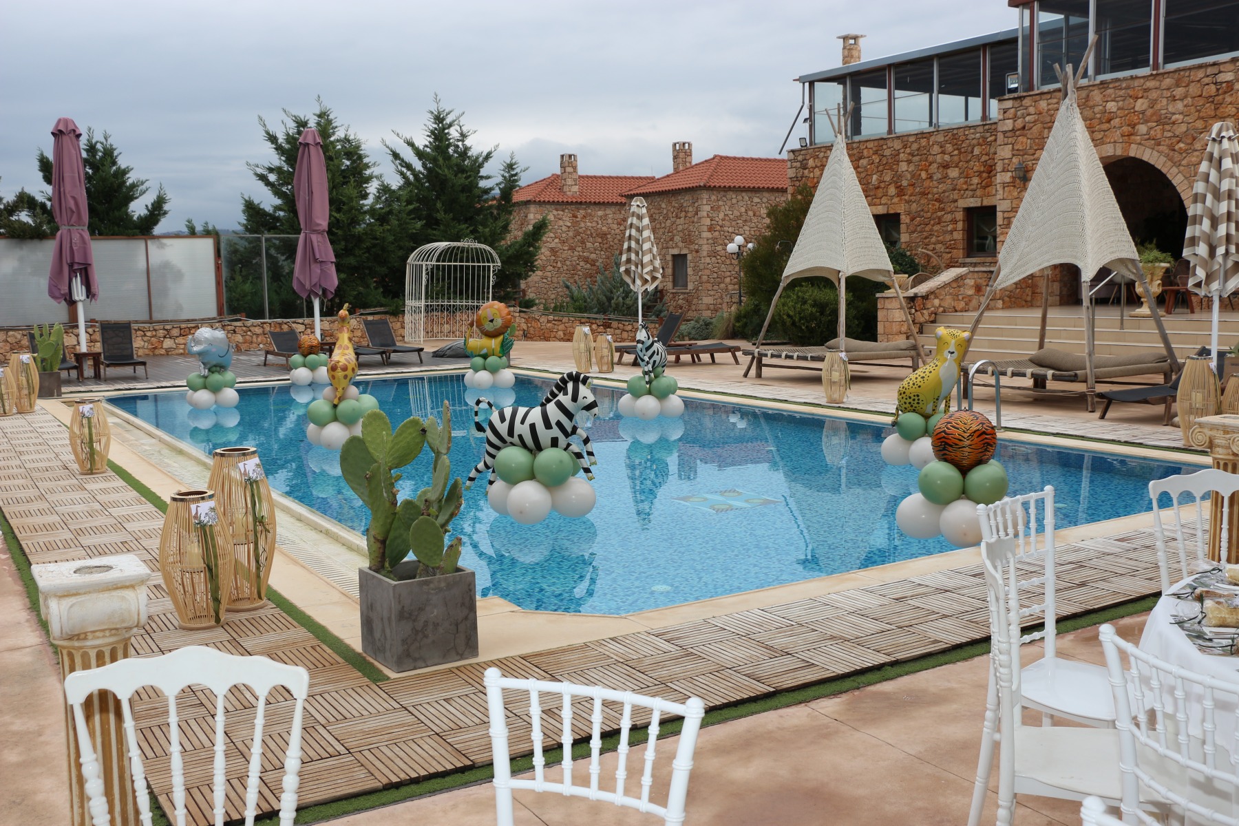 Στολισμός πισίνας με θέμα ζωάκια σε βάπτιση