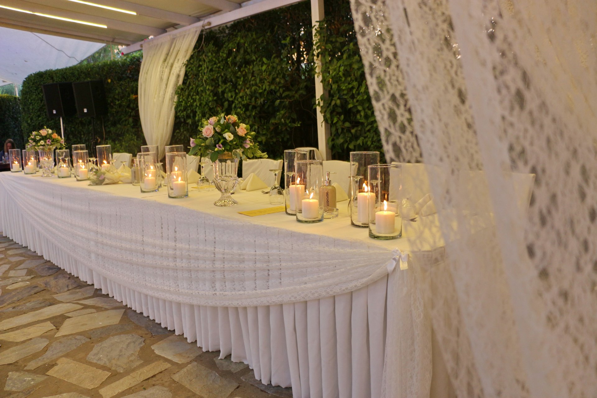 Σύνθεση με λουλούδια και κεριά για γάμο στη Σπάρτη