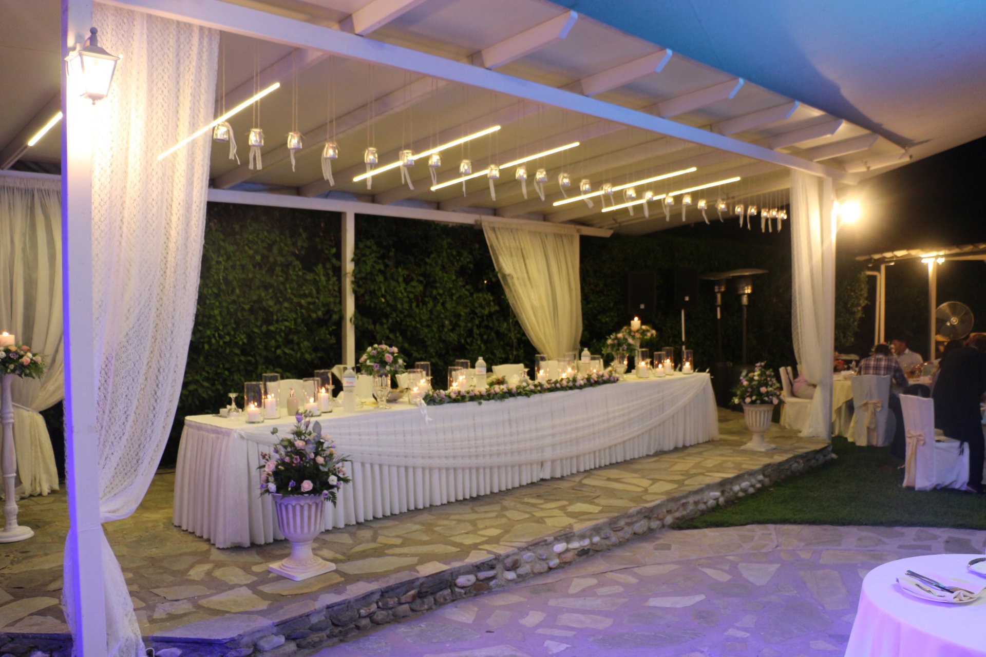 Κεντρικό τραπέζι με λουλούδια για γάμο στη Σπάρτη