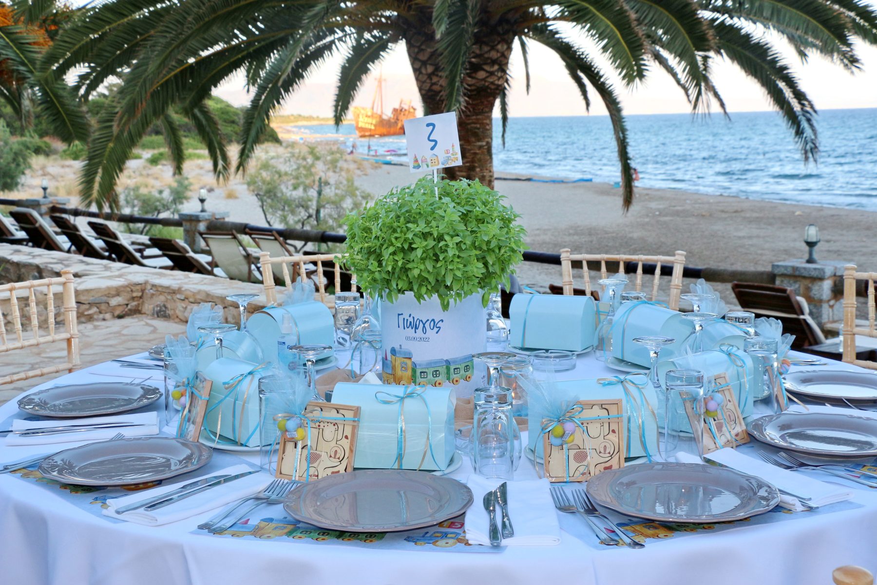 Παραμυθένιος στολισμός βάπτισης στο Γύθειο Λακωνίας με θέμα το τρενάκι , Διακόσμηση χώρου και εκκλησίας με υπέροχα μπαλόνια candy bar με ζαχαρωτά οικονομικά ολοκληρωμένα πακέτα alaloum.com.gr