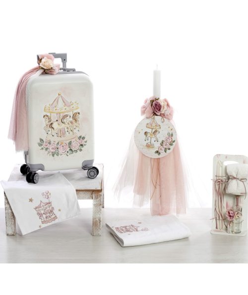 Ολοκληρωμένο βαπτιστικό σετ με θέμα το Καρουζέλ, διακοσμημένο με χειροποίητη ζωγραφική και ρομαντικές λεπτομέρειες σε παστέλ αποχρώσεις. Ένα παραμυθένιο σετ, ιδανικό για μια κομψή βάπτιση