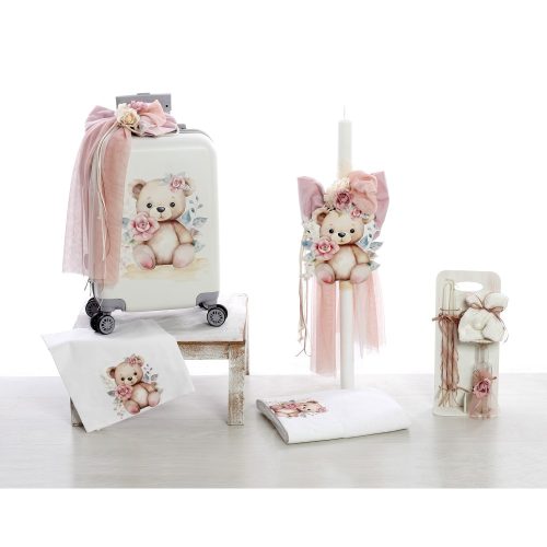 Ολοκληρωμένο βαπτιστικό σετ με θέμα το Αρκουδάκι με Λουλούδια, διακοσμημένο με υψηλής ποιότητας UV εκτύπωση σε ρομαντικές αποχρώσεις του ροζ και του λευκού. Ένα κομψό και γλυκό σετ, ιδανικό για μια ονειρική βάπτιση.
