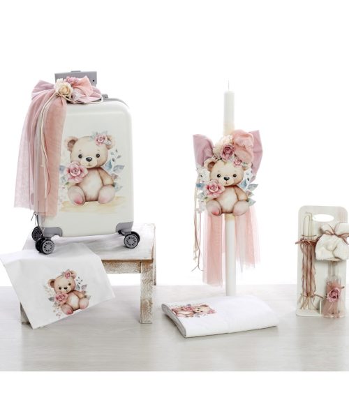 Ολοκληρωμένο βαπτιστικό σετ με θέμα το Αρκουδάκι με Λουλούδια, διακοσμημένο με υψηλής ποιότητας UV εκτύπωση σε ρομαντικές αποχρώσεις του ροζ και του λευκού. Ένα κομψό και γλυκό σετ, ιδανικό για μια ονειρική βάπτιση.