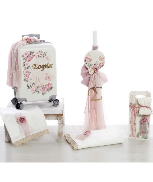 Ολοκληρωμένο βαπτιστικό σετ με θέμα ρομαντικά λουλούδια και όνομα, διακοσμημένο με χειροποίητη ζωγραφική και χρυσές λεπτομέρειες. Ένα κομψό και διαχρονικό σετ, ιδανικό για μια παραμυθένια βάπτιση. Το σετ περιλαμβάνει: ✔ Βαλίτσα τροχήλατη ζωγραφισμένη στο χέρι, με πανέμορφα τριαντάφυλλα, πεταλούδες και χρυσό plexiglass μονόγραμμα. Στολισμένη με τούλια, κορδέλες και υφασμάτινα λουλούδια. (Διαστάσεις: 57cm x 40cm x 22cm) ✔ Λαμπάδα βάπτισης, διακοσμημένη με ξύλινο στοιχείο UV εκτύπωσης λουλουδιών, πολυτελείς φιόγκους, τούλι και χρυσό μονόγραμμα. ✔ Λαδόπανα & εσώρουχα, υψηλής ποιότητας, που περιλαμβάνουν: Μεγάλη πετσέτα με χειροποίητο διακοσμητικό λουλούδι Μικρή πετσέτα Βαμβακερά εσώρουχα (φανελάκι, σλιπάκι, σκουφάκι) ✔ Σετ λαδιού με μπουκαλάκι, σαπούνι και κεράκια, διακοσμημένα με κορδέλες και ρομαντικά στοιχεία.