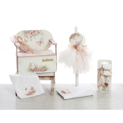 Ένα ρομαντικό βαπτιστικό σετ με θέμα πεταλούδες και λουλούδια, διακοσμημένο με χειροποίητη ζωγραφική σε παστέλ αποχρώσεις. Μια εξαιρετική επιλογή για μια κομψή και διαχρονική βάπτιση. Το σετ περιλαμβάνει: