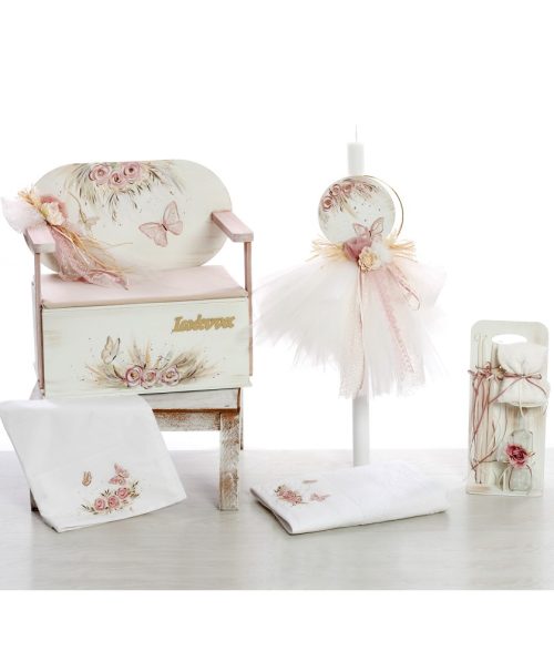 Ένα ρομαντικό βαπτιστικό σετ με θέμα πεταλούδες και λουλούδια, διακοσμημένο με χειροποίητη ζωγραφική σε παστέλ αποχρώσεις. Μια εξαιρετική επιλογή για μια κομψή και διαχρονική βάπτιση. Το σετ περιλαμβάνει: