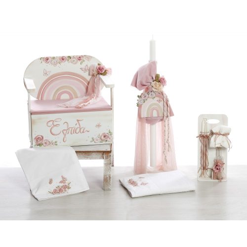 Ένα μοναδικό βαπτιστικό σετ με θέμα το Ουράνιο Τόξο, διακοσμημένο με χειροποίητη ζωγραφική, ρομαντικά λουλούδια και παστέλ αποχρώσεις του ροζ και του μπεζ. Ιδανικό για μια ονειρική και κομψή βάπτιση.