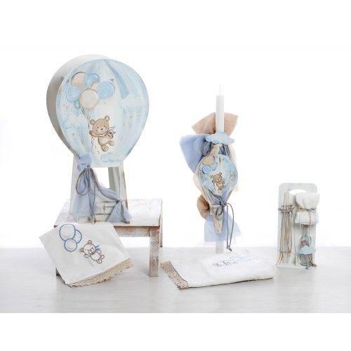 Ολοκληρωμένο βαπτιστικό σετ με θέμα το Αρκουδάκι σε Αερόστατο, διακοσμημένο με χειροποίητη ζωγραφική, σε γαλάζιες και μπεζ αποχρώσεις.