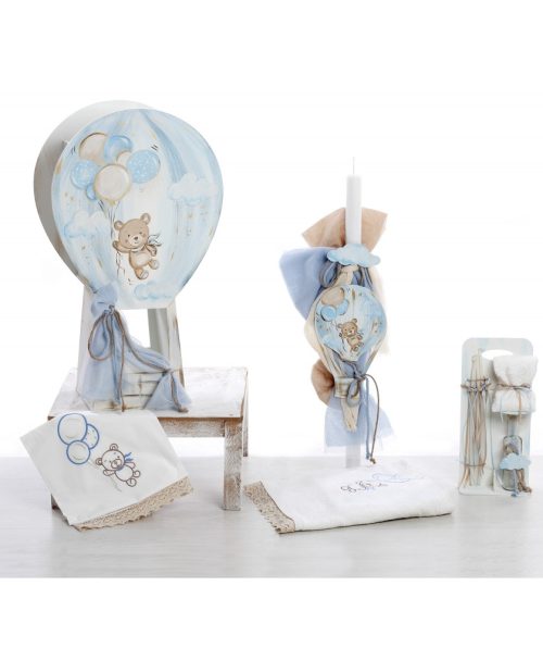 Ολοκληρωμένο βαπτιστικό σετ με θέμα το Αρκουδάκι σε Αερόστατο, διακοσμημένο με χειροποίητη ζωγραφική, σε γαλάζιες και μπεζ αποχρώσεις.