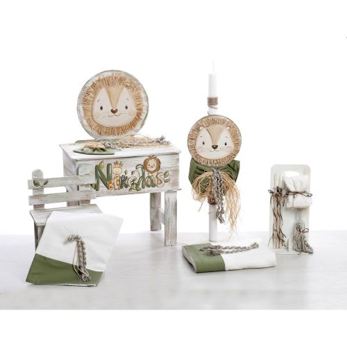 Ολοκληρωμένο βαπτιστικό σετ με θέμα το Λιοντάρι, διακοσμημένο με χειροποίητη ζωγραφική και φυσικά υλικά σε γήινες αποχρώσεις του πράσινου, μπεζ και ξύλου. Ένα ξεχωριστό, rustic σετ για μια μοναδική βάπτιση.