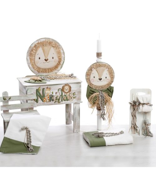 Ολοκληρωμένο βαπτιστικό σετ με θέμα το Λιοντάρι, διακοσμημένο με χειροποίητη ζωγραφική και φυσικά υλικά σε γήινες αποχρώσεις του πράσινου, μπεζ και ξύλου. Ένα ξεχωριστό, rustic σετ για μια μοναδική βάπτιση.