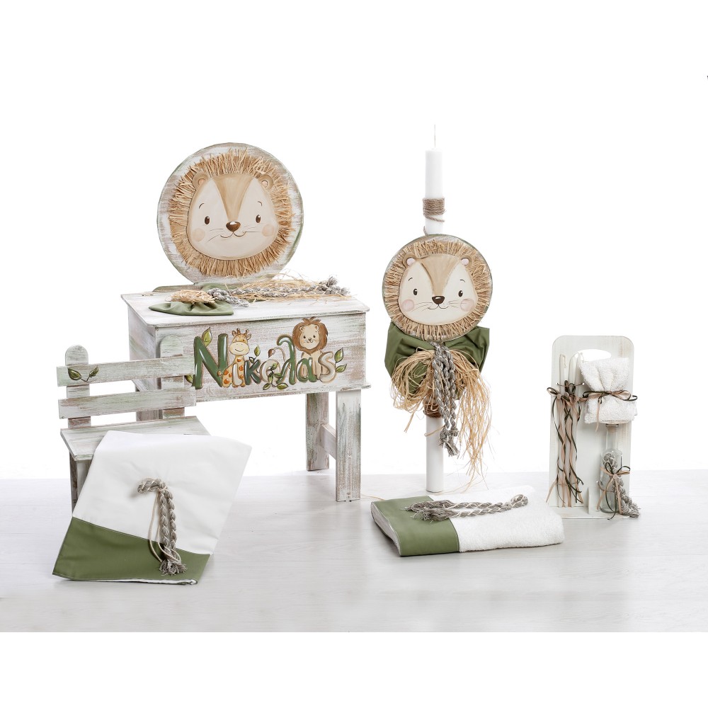 Ολοκληρωμένο βαπτιστικό σετ με θέμα το Λιοντάρι Ολοκληρωμένο βαπτιστικό σετ με θέμα το Λιοντάρι, διακοσμημένο με χειροποίητη ζωγραφική και φυσικά υλικά σε γήινες αποχρώσεις του πράσινου, μπεζ και ξύλου. Ένα ξεχωριστό, rustic σετ για μια μοναδική βάπτιση.