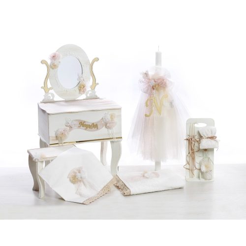 Ένα παραμυθένιο βαπτιστικό σετ με θέμα το ρομαντικό μπουντουάρ, σε vintage αισθητική με λουλούδια, δαντέλες και χρυσές λεπτομέρειες. Ιδανικό για μια κομψή βάπτιση με ιδιαίτερο χαρακτήρα. Το σετ περιλαμβάνει: