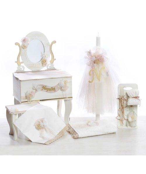 Ένα παραμυθένιο βαπτιστικό σετ με θέμα το ρομαντικό μπουντουάρ, σε vintage αισθητική με λουλούδια, δαντέλες και χρυσές λεπτομέρειες. Ιδανικό για μια κομψή βάπτιση με ιδιαίτερο χαρακτήρα. Το σετ περιλαμβάνει: