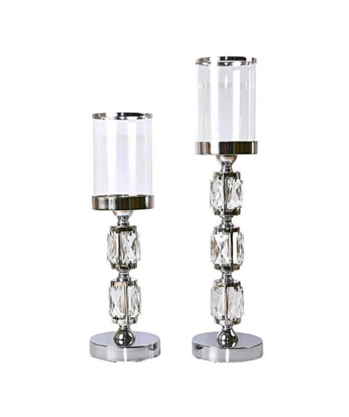 Σύγχρονο σετ κηροπηγίων σε ασημί απόχρωση με γεωμετρικά στοιχεία.