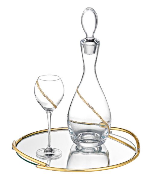 Ένα σετ με σύγχρονη αισθητική και καθαρές γραμμές, ιδανικό για minimal γάμους. Δίσκος Καθρέπτης: Κυκλικός δίσκος με εφέ καθρέπτη και λεπτό χρυσό μεταλλικό περίγραμμα. Κρυστάλλινη Καράφα: Σε σχήμα σταγόνας, διακοσμημένη με διακριτική χρυσή αλυσίδα. Ποτήρι Κρασιού: Κρυστάλλινο ποτήρι με αντίστοιχη χρυσή λεπτομέρεια.