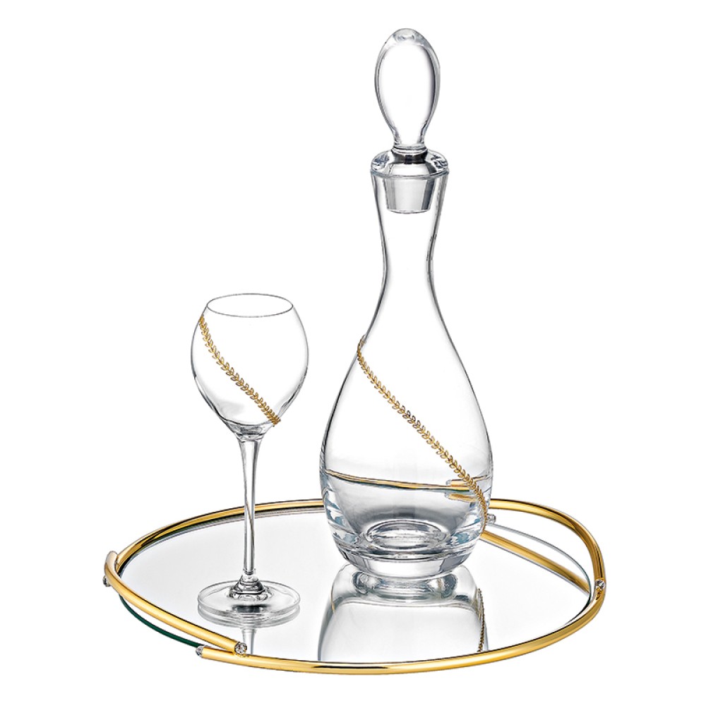 Ένα σετ με σύγχρονη αισθητική και καθαρές γραμμές, ιδανικό για minimal γάμους. Ένα σετ με σύγχρονη αισθητική και καθαρές γραμμές, ιδανικό για minimal γάμους. Δίσκος Καθρέπτης: Κυκλικός δίσκος με εφέ καθρέπτη και λεπτό χρυσό μεταλλικό περίγραμμα. Κρυστάλλινη Καράφα: Σε σχήμα σταγόνας, διακοσμημένη με διακριτική χρυσή αλυσίδα. Ποτήρι Κρασιού: Κρυστάλλινο ποτήρι με αντίστοιχη χρυσή λεπτομέρεια.