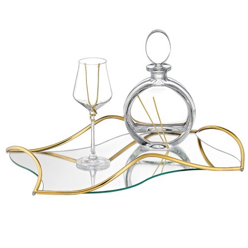 Ένα σετ που ξεχωρίζει για το πρωτοποριακό του σχήμα και τις αφαιρετικές χρυσές λεπτομέρειες, ιδανικό για ζευγάρια που αναζητούν κάτι μοναδικό και καλλιτεχνικό.