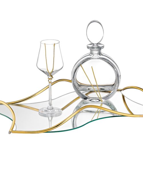 Ένα σετ που ξεχωρίζει για το πρωτοποριακό του σχήμα και τις αφαιρετικές χρυσές λεπτομέρειες, ιδανικό για ζευγάρια που αναζητούν κάτι μοναδικό και καλλιτεχνικό.