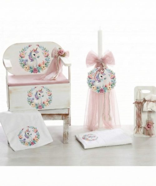 Ολοκληρωμένο πακέτο βάπτισης για κορίτσι με το παραμυθένιο θέμα "Floral Unicorn" (Μονόκερος με Λουλούδια). Κεντρικό στοιχείο το πρακτικό ξύλινο παγκάκι-μπαούλο, σε μια ρομαντική εκτέλεση με ροζ αποχρώσεις.