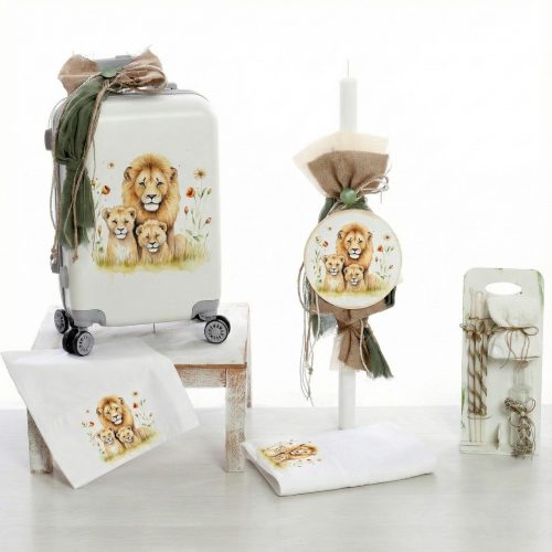 Ολοκληρωμένο πακέτο βάπτισης για αγόρι με θέμα "Lion Family" (Οικογένεια Λιονταριών) σε βαλίτσα τρόλεϊ. Ένα σετ σε γήινες αποχρώσεις, που συνδυάζει την πρακτικότητα με το rustic/natural στυλ διακόσμησης.