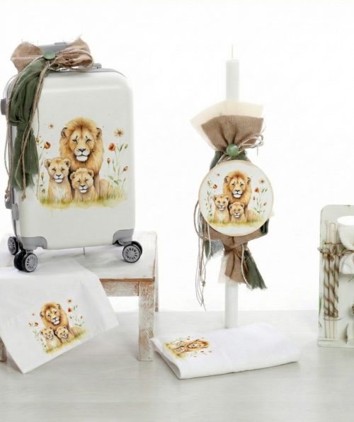 Ολοκληρωμένο πακέτο βάπτισης για αγόρι με θέμα "Lion Family" (Οικογένεια Λιονταριών) σε βαλίτσα τρόλεϊ. Ένα σετ σε γήινες αποχρώσεις, που συνδυάζει την πρακτικότητα με το rustic/natural στυλ διακόσμησης.