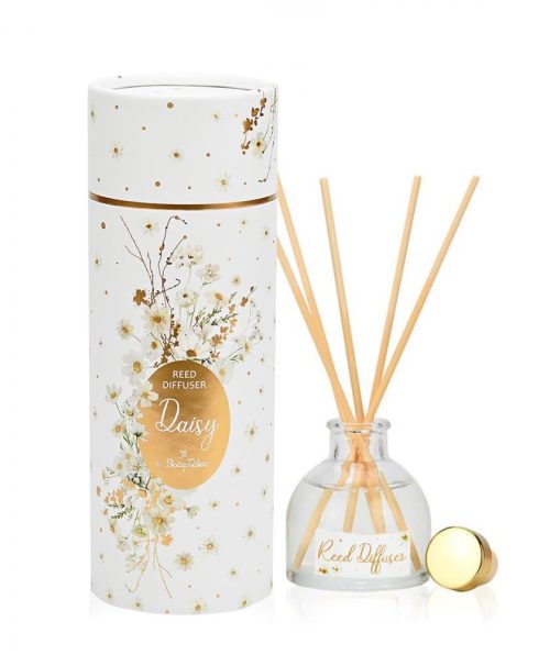 Ανακαλύψτε τη μαγεία της ρομαντικής ατμόσφαιρας για την πιο σημαντική μέρα της ζωής σας, με τη βοήθεια του αρωματικού χώρου Daisy. Ένας μοναδικός συνδυασμός από λουλουδένιες νότες, δημιουργεί έναν αρωματικό θρόισμα γεμάτο πολυτέλεια και γοητεία, ιδανικό για να συνοδεύσει τη στιγμή της γαμήλιας ή βάπτισης γιορτής σας. Σε συνδυασμό με την ομορφιά της μαργαρίτας και τις χρυσές πινελιές, αυτό το άρωμα baccarat θα προσφέρει στην ατμόσφαιρα σας την απόλυτη εκλεπτυσμένη αύρα που αναδεικνύει τον ρομαντισμό της ημέρας. Αυτό το μοναδικό άρωμα θα αναδείξει κάθε λεπτομέρεια της εκδήλωσης, αφήνοντας μια αίσθηση γλυκιάς φρεσκάδας και κομψότητας σε κάθε γωνιά της εκδήλωσης.