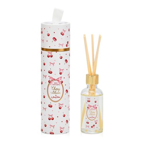 Το αρωματικό χώρου cherry bloom αποτελεί μια ιδιαίτερη πρόταση για μπομπονιέρα και δώρο που ξεχωρίζει. Η κομψή συσκευασία των 50 ml, διακοσμημένη με μοτίβο κερασιών και χρυσές λεπτομέρειες, αποπνέει φρεσκάδα και προσοχή στη λεπτομέρεια, καθιστώντας το ιδανικό για σημαντικές στιγμές. Το άρωμά του κινείται σε απαλές, γλυκές νότες κερασιού, ολοκληρώνεται με απαλές αμυγδαλωτές και διακριτικά λουλουδένιες νότες, δημιουργώντας μια ευχάριστη και διακριτική αρωματική αίσθηση στον χώρο. Ένα άρωμα φιλικό και ευχάριστο, που δεν κουράζει και ταιριάζει σε κάθε περιβάλλον. Η προσεγμένη του παρουσία το καθιστά ιδανική επιλογή για μπομπονιέρα γάμου ή βάπτισης, αλλά και για ένα δώρο που θα μείνει και θα χρησιμοποιηθεί, θυμίζοντας μια ξεχωριστή στιγμή.