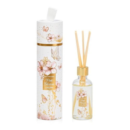 Το αρωματικό χώρου Pink Blossom της SoapTales συνδυάζει ρομαντική αισθητική και διακριτή πολυτέλεια, δημιουργώντας μια ατμόσφαιρα ζεστασιάς και γλυκύτητας. Η συσκευασία, με απαλές ροζ αποχρώσεις, χρυσές λεπτομέρειες και ονειρικά ανθάκια, χαρίζει στο προϊόν μια κομψή, θηλυκή παρουσία που ξεχωρίζει σε κάθε χώρο. Το άρωμα Almond Pudding προσφέρει μια υπέροχα τρυφερή και γλυκιά εμπειρία. Οι νότες αμυγδάλου και ζεστής κρέμας δημιουργούν μια οικεία, cozy αύρα, ιδανική για υπνοδωμάτια, καθιστικούς χώρους και κάθε σημείο που θέλετε να αποπνέει γλυκιά ηρεμία. Με την elegant συσκευασία του και τη ρομαντική χρωματική παλέτα, το Pink Blossom αποτελεί μια εξαιρετική πρόταση για δώρο, αλλά και μια μοναδική επιλογή για μπομπονιέρα γάμου ή βάπτισης, που θα μείνει αξέχαστη στους καλεσμένους σας.