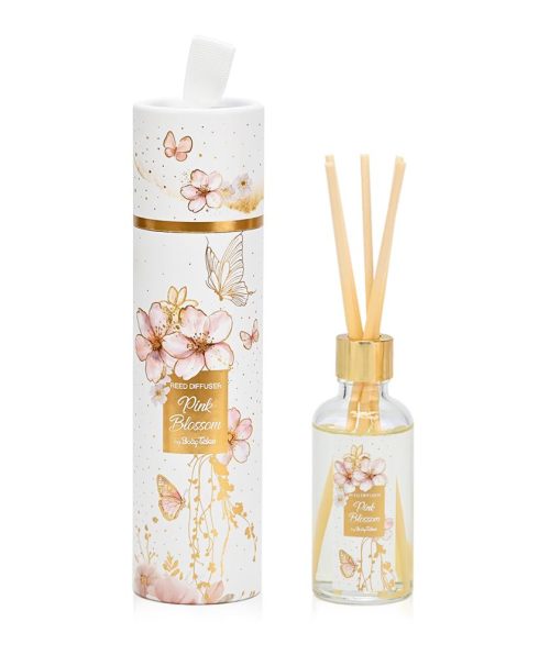 Το αρωματικό χώρου Pink Blossom της SoapTales συνδυάζει ρομαντική αισθητική και διακριτή πολυτέλεια, δημιουργώντας μια ατμόσφαιρα ζεστασιάς και γλυκύτητας. Η συσκευασία, με απαλές ροζ αποχρώσεις, χρυσές λεπτομέρειες και ονειρικά ανθάκια, χαρίζει στο προϊόν μια κομψή, θηλυκή παρουσία που ξεχωρίζει σε κάθε χώρο. Το άρωμα Almond Pudding προσφέρει μια υπέροχα τρυφερή και γλυκιά εμπειρία. Οι νότες αμυγδάλου και ζεστής κρέμας δημιουργούν μια οικεία, cozy αύρα, ιδανική για υπνοδωμάτια, καθιστικούς χώρους και κάθε σημείο που θέλετε να αποπνέει γλυκιά ηρεμία. Με την elegant συσκευασία του και τη ρομαντική χρωματική παλέτα, το Pink Blossom αποτελεί μια εξαιρετική πρόταση για δώρο, αλλά και μια μοναδική επιλογή για μπομπονιέρα γάμου ή βάπτισης, που θα μείνει αξέχαστη στους καλεσμένους σας.