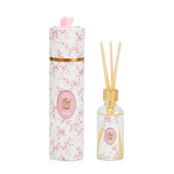 Το αρωματικό χώρου Pink Toile της SoapTales, με άρωμα Baccarat, γεμίζει τον χώρο με μια ατμόσφαιρα ζεστής, πούδρινης πολυτέλειας. Οι νότες κεχριμπαριού, γιασεμιού και ξύλου δημιουργούν ένα εκλεπτυσμένο άρωμα που αγκαλιάζει διακριτικά τον χώρο και προσφέρει αίσθηση κομψότητας και ρομαντισμού. Η ροζ συσκευασία με toile μοτίβο και χρυσές λεπτομέρειες χαρίζει μια διαχρονική, ρομαντική αισθητική, ιδανική για baby shower και μοναδικά δώρα. Μια υπέροχη πρόταση για δώρο και μια ξεχωριστή επιλογή για μπομπονιέρα γάμου ή βάπτισης.
